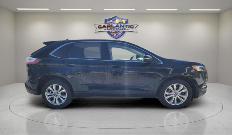 
								2022 Ford Edge Titanium full									