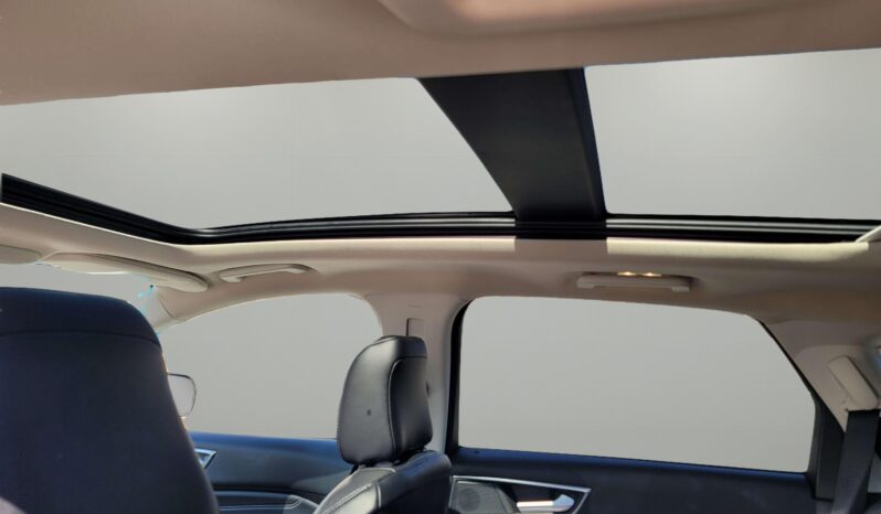 
								2022 Ford Edge Titanium full									