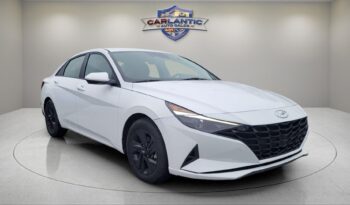 
									2022 Hyundai Elantra SEL full								