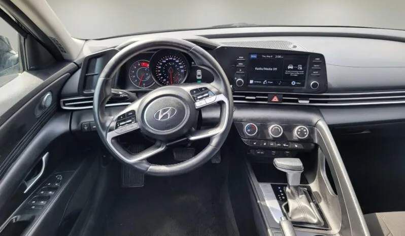 
2022 Hyundai Elantra SEL full									