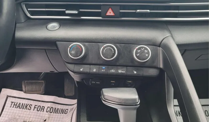 
2022 Hyundai Elantra SEL full									