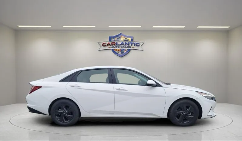 
2022 Hyundai Elantra SEL full									