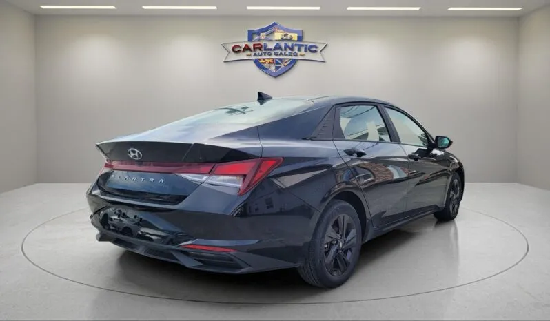 
2022 Hyundai Elantra SEL full									