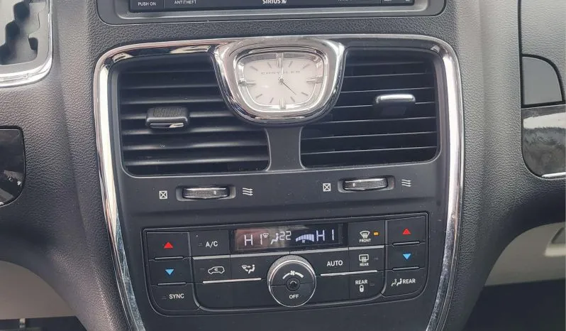 
2014 Chrysler Town & Country Touring full									
