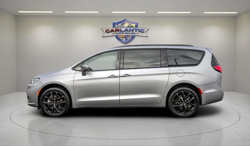 
2021 Chrysler Pacifica Touring full									