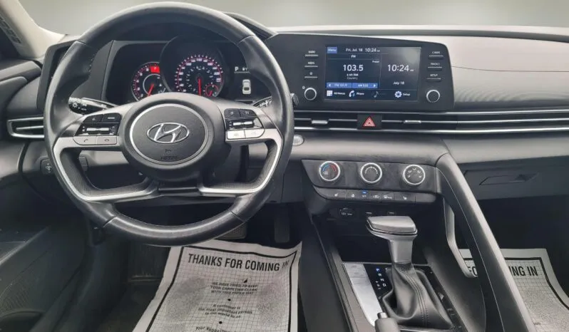 
2022 Hyundai Elantra SEL full									