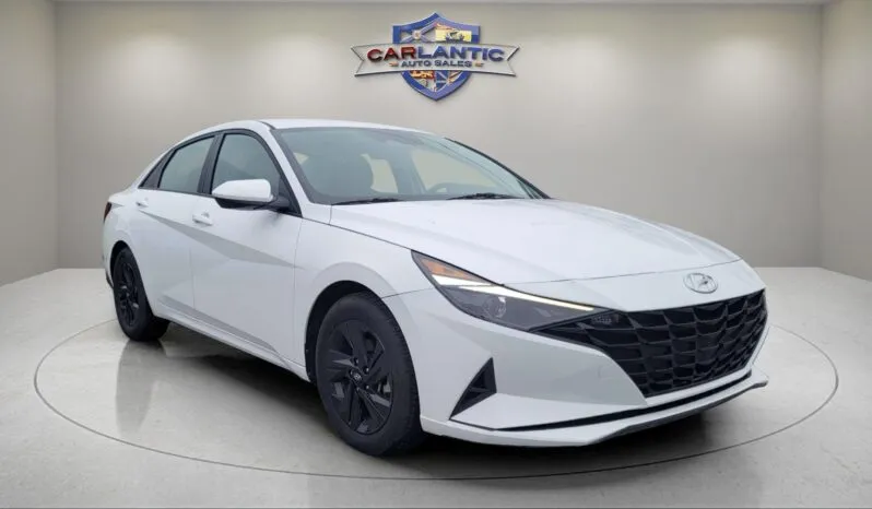 
2022 Hyundai Elantra SEL full									