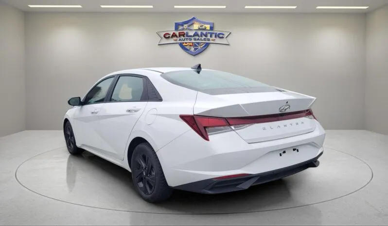 
2022 Hyundai Elantra SEL full									