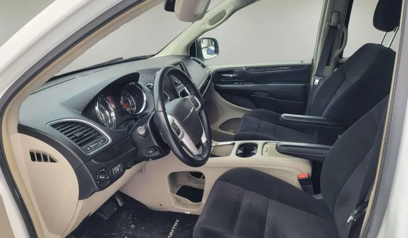 
2014 Chrysler Town & Country Touring full									