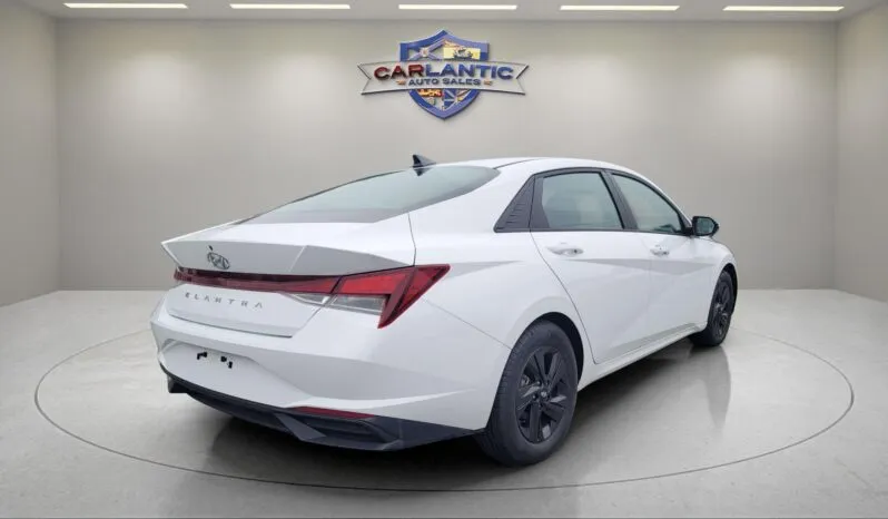 
2022 Hyundai Elantra SEL full									